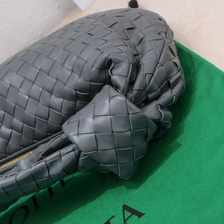 Batch 1460 BV Bottega Veneta 2022 Early Spring New Ladies Medium JODIE Handbag BV Bag 🔥The new method is to round the corners on the original basis and knot the round hobo bag with classic woven leather. The most iconic triangular pull-out design, using sheepskin draped soft shape, is super suitable for concave shapes~ Jodie feels really gentle to people, and is definitely the best item for daily matching. It has the same weave, new elements and twists, and is versatile. It is the new favorite of street style Internet celebrities! Size: 36*21*13 Model: 6697